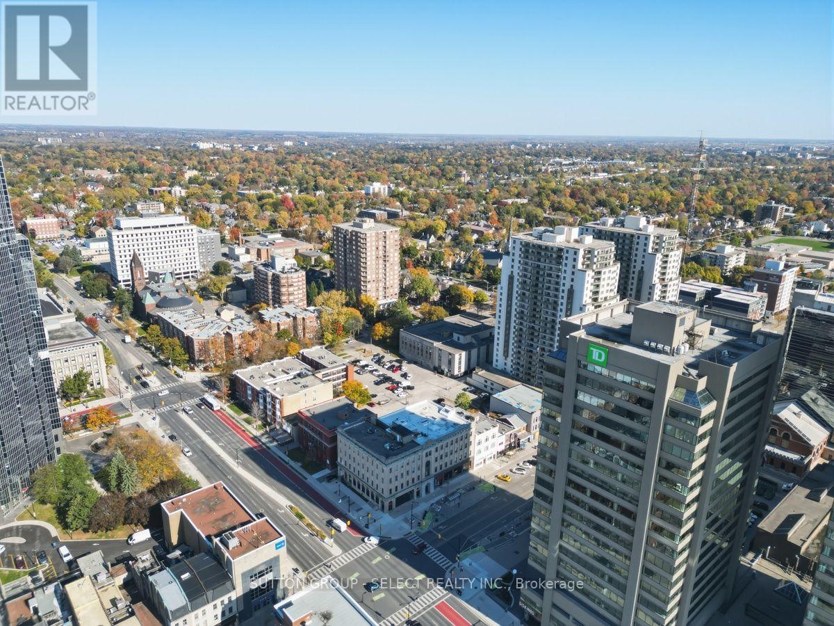 203 - 272 DUNDAS STREET