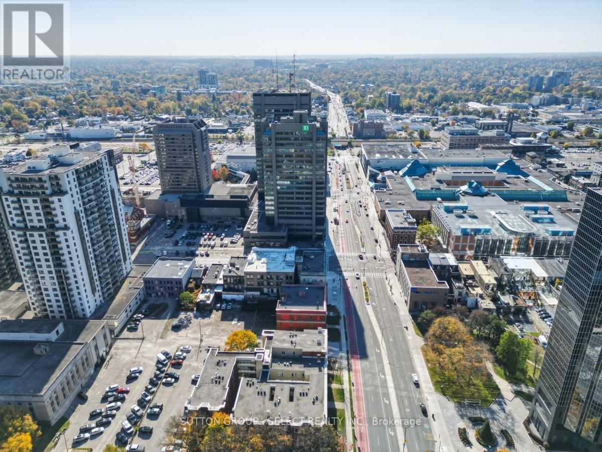 203 - 272 DUNDAS STREET