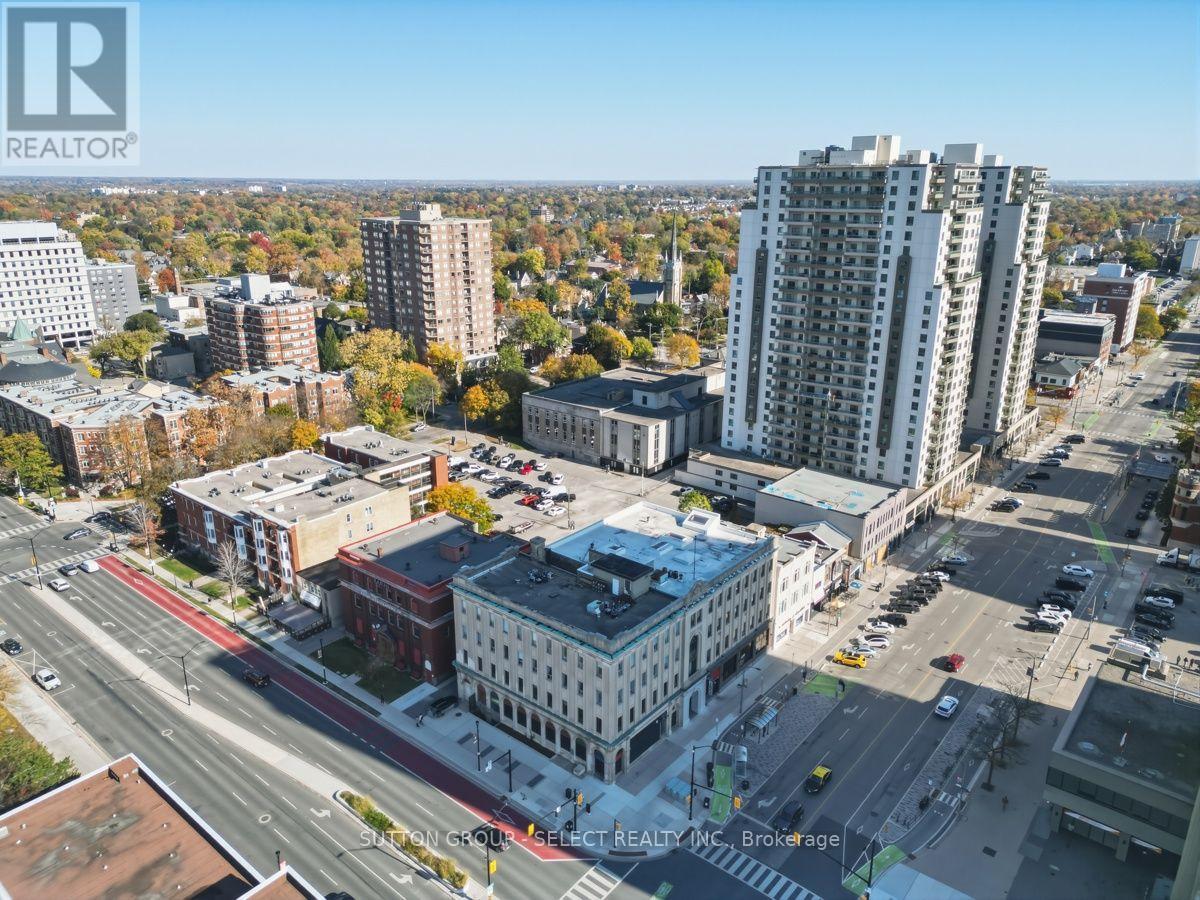 203 - 272 DUNDAS STREET