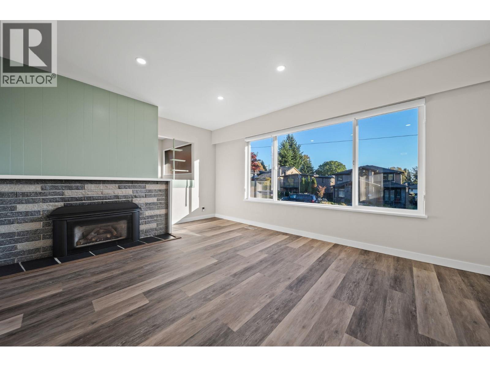 338 W 21ST STREET