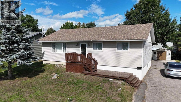 Photo 1 of 38 — 39 Blackwell RD, Elliot Lake, ON P5A 1G4