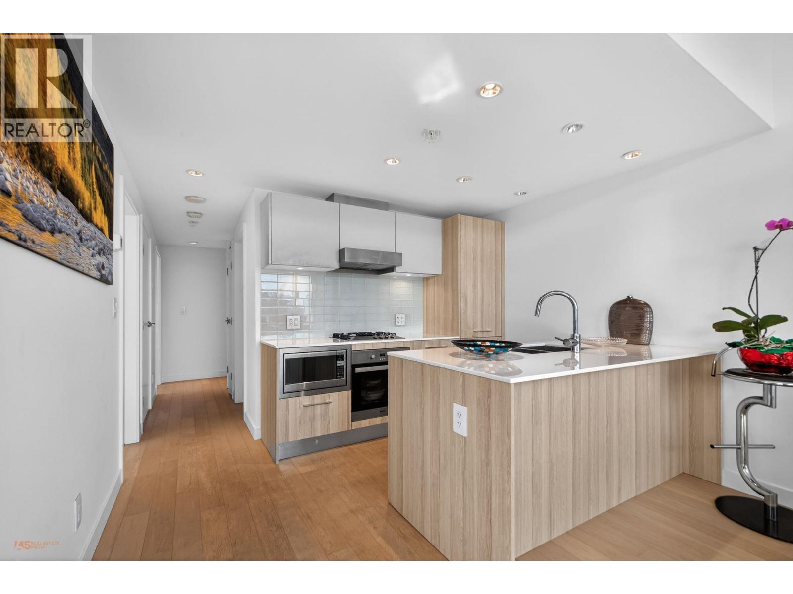 312 2220 KINGSWAY