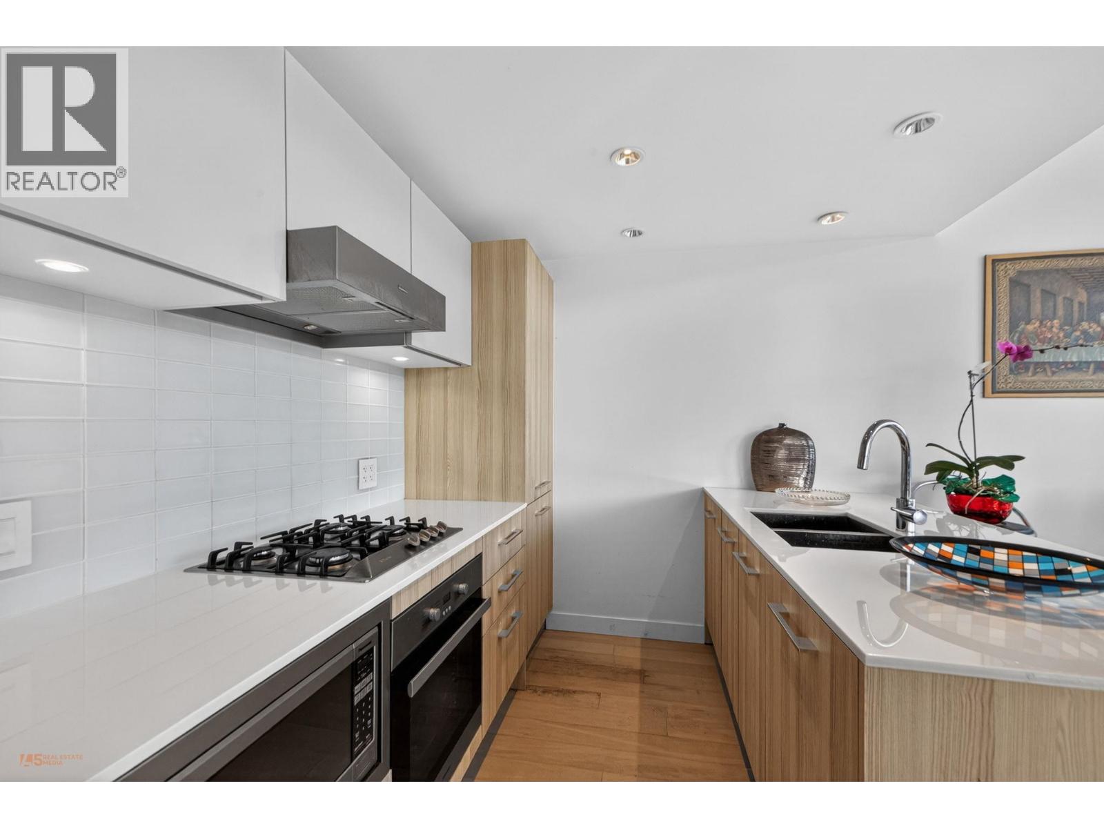312 2220 KINGSWAY