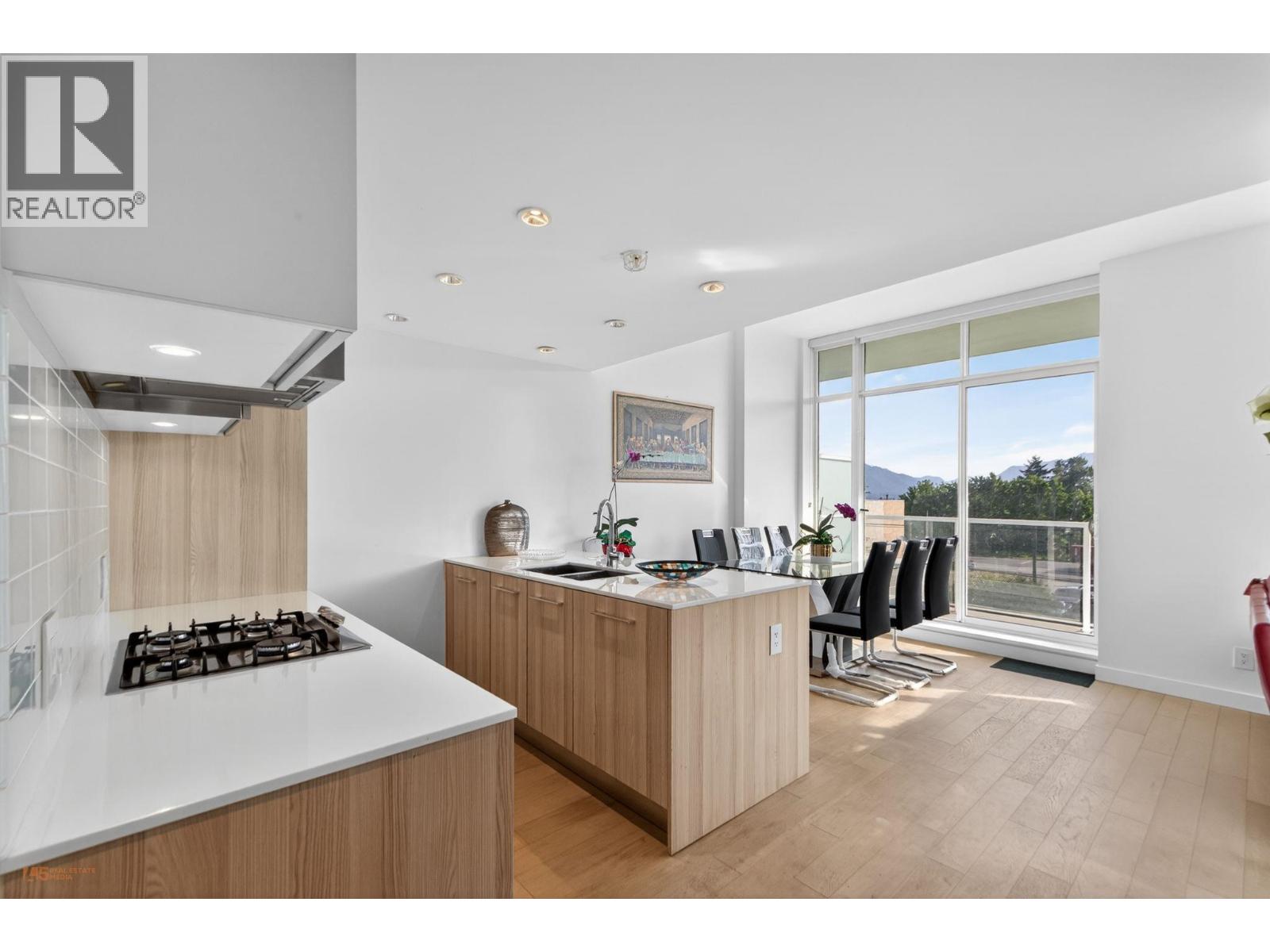 312 2220 KINGSWAY