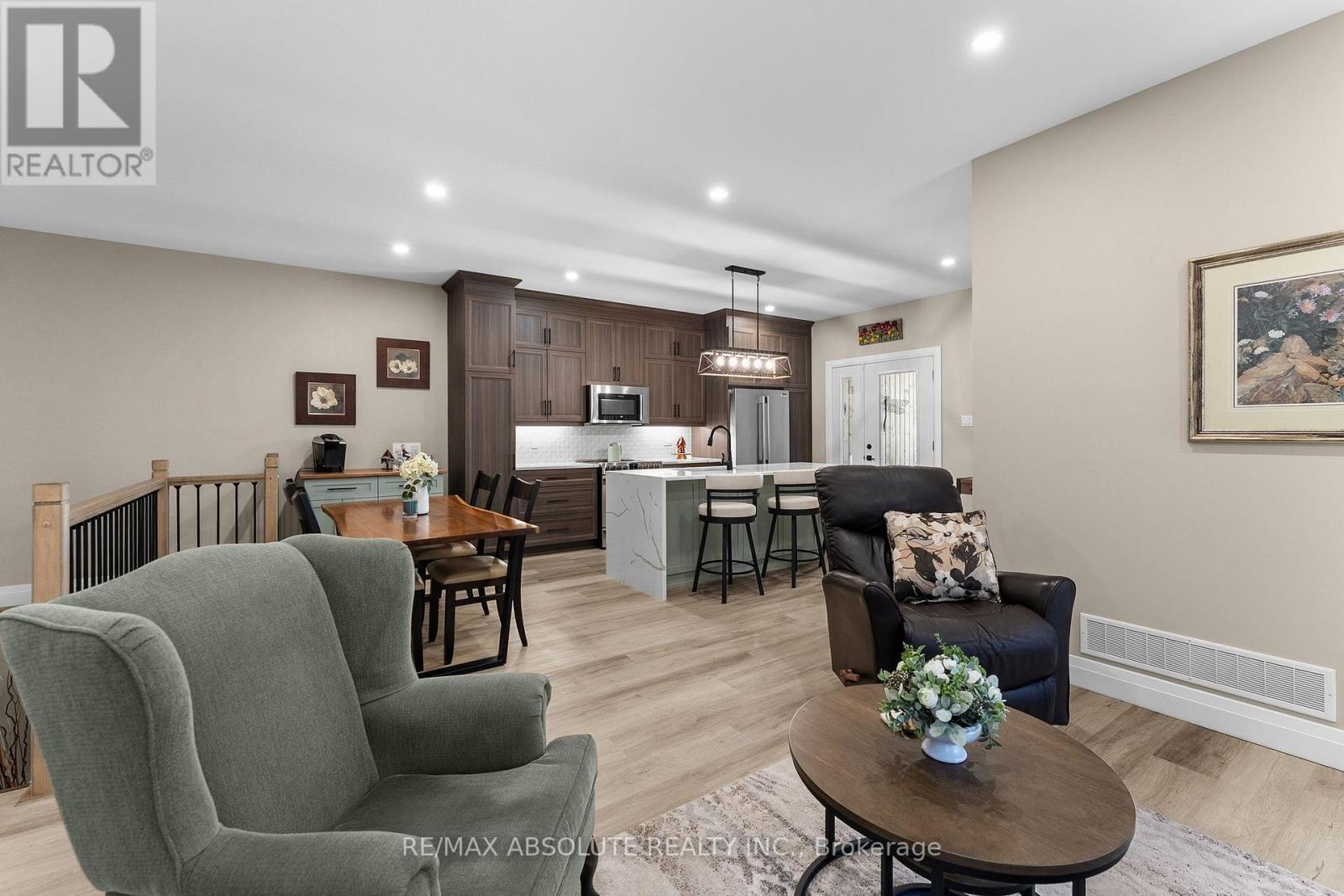 323 FORESTVIEW CRESCENT