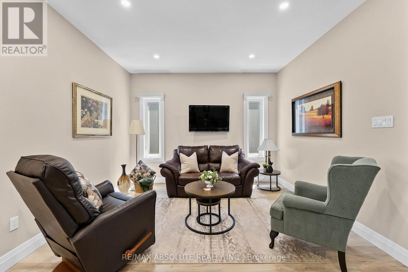 323 FORESTVIEW CRESCENT