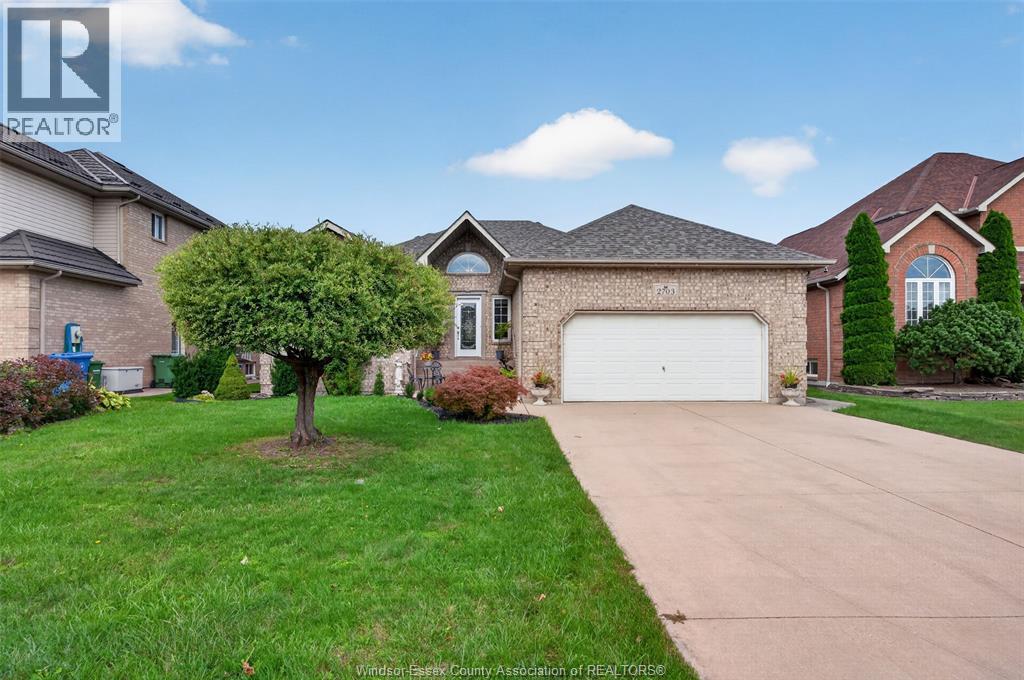 2703 LOMBARDY CRES