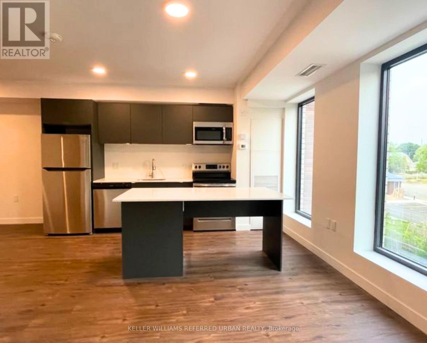 216 - 325 UNIVERSITY AVENUE W