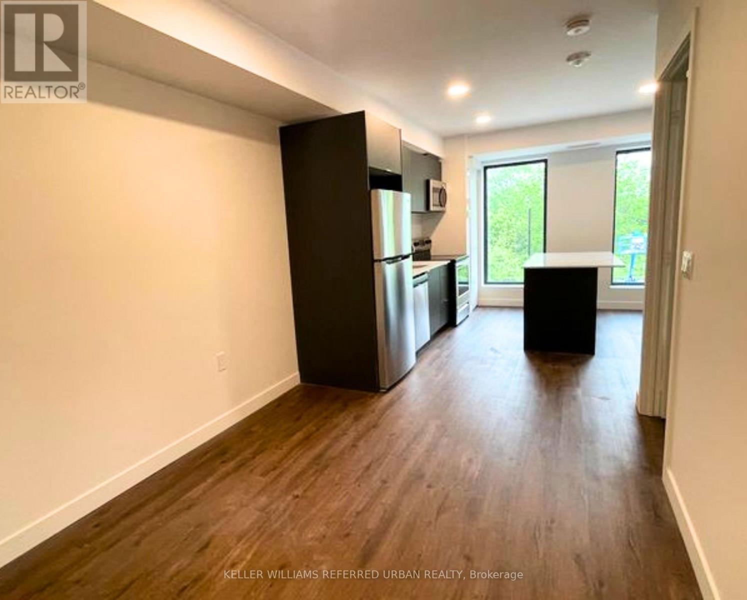 216 - 325 UNIVERSITY AVENUE W