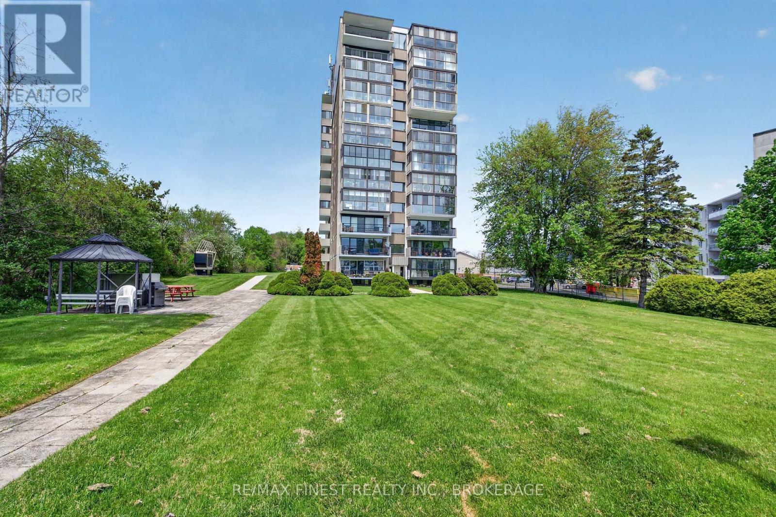 206 - 2 MOWAT AVENUE