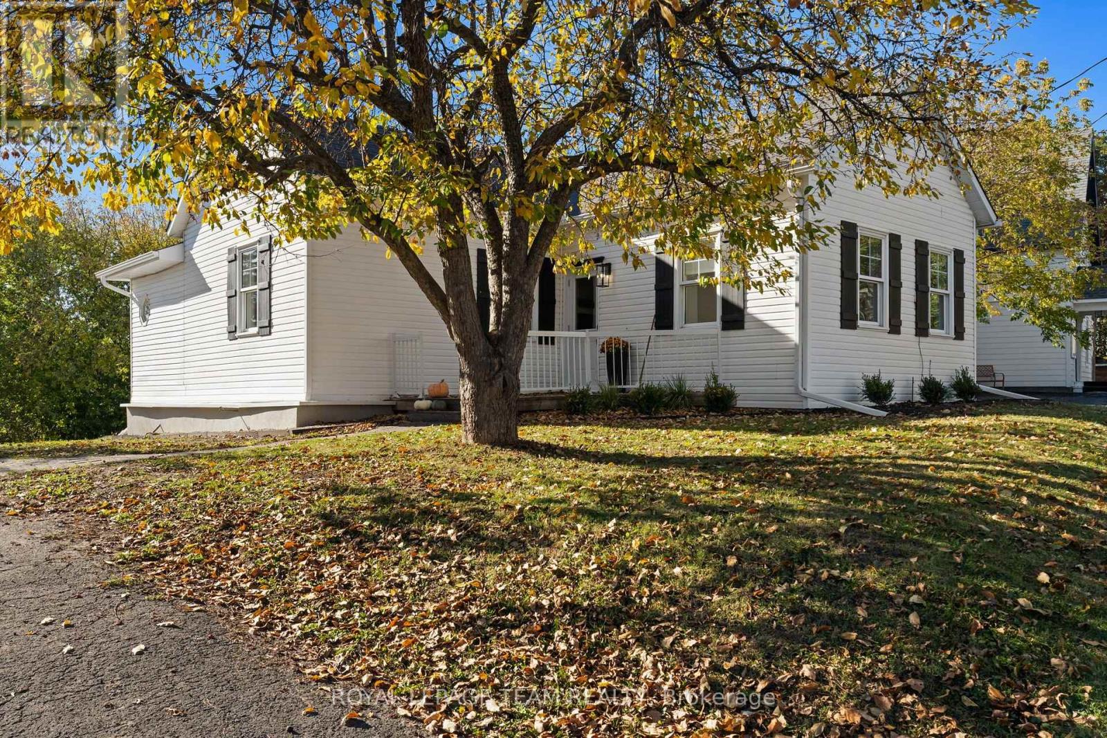 5584 MANOTICK MAIN STREET