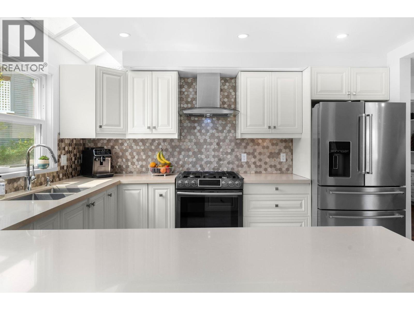 4 230 W 16TH STREET