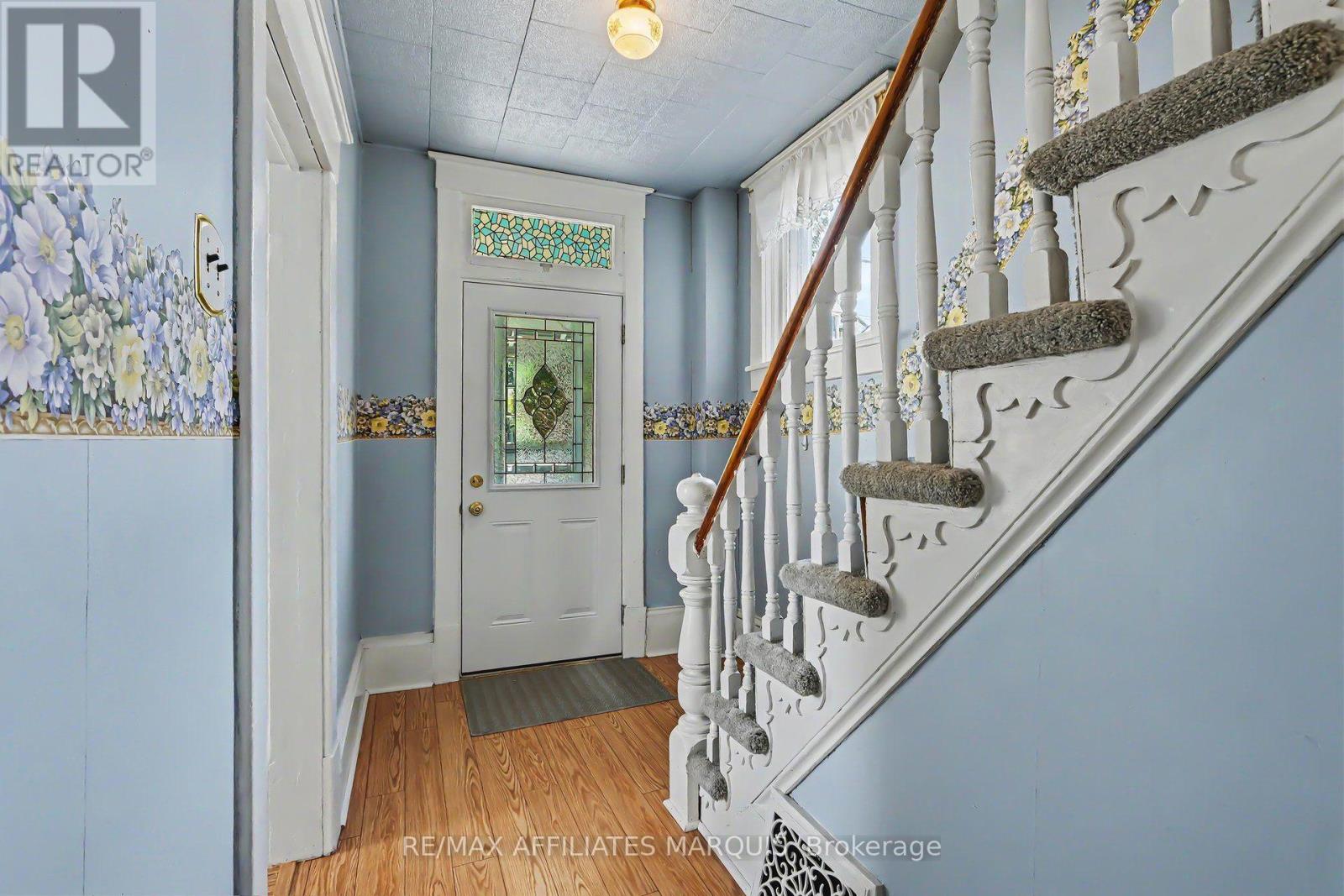 77 RUSSELL STREET E