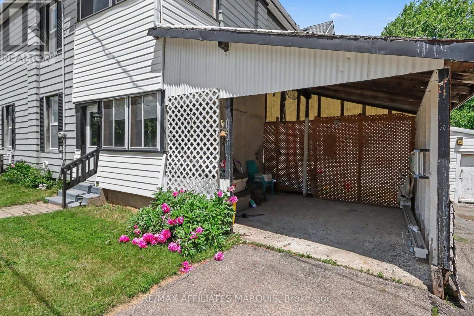 77 RUSSELL STREET E