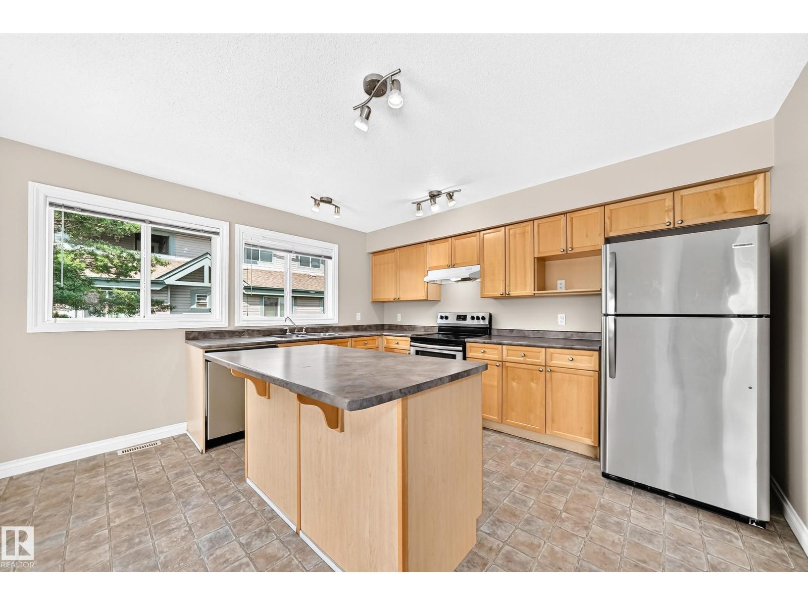 #54 12050 17 AV SW