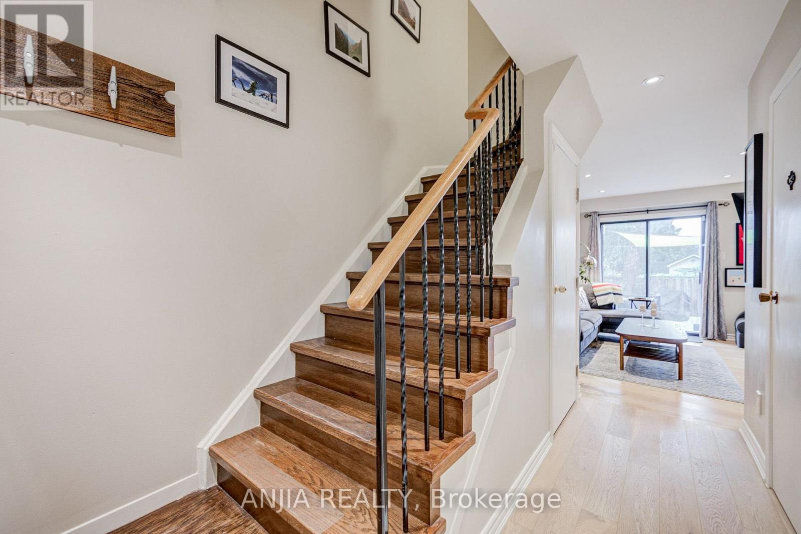 8 MARESFIELD DRIVE