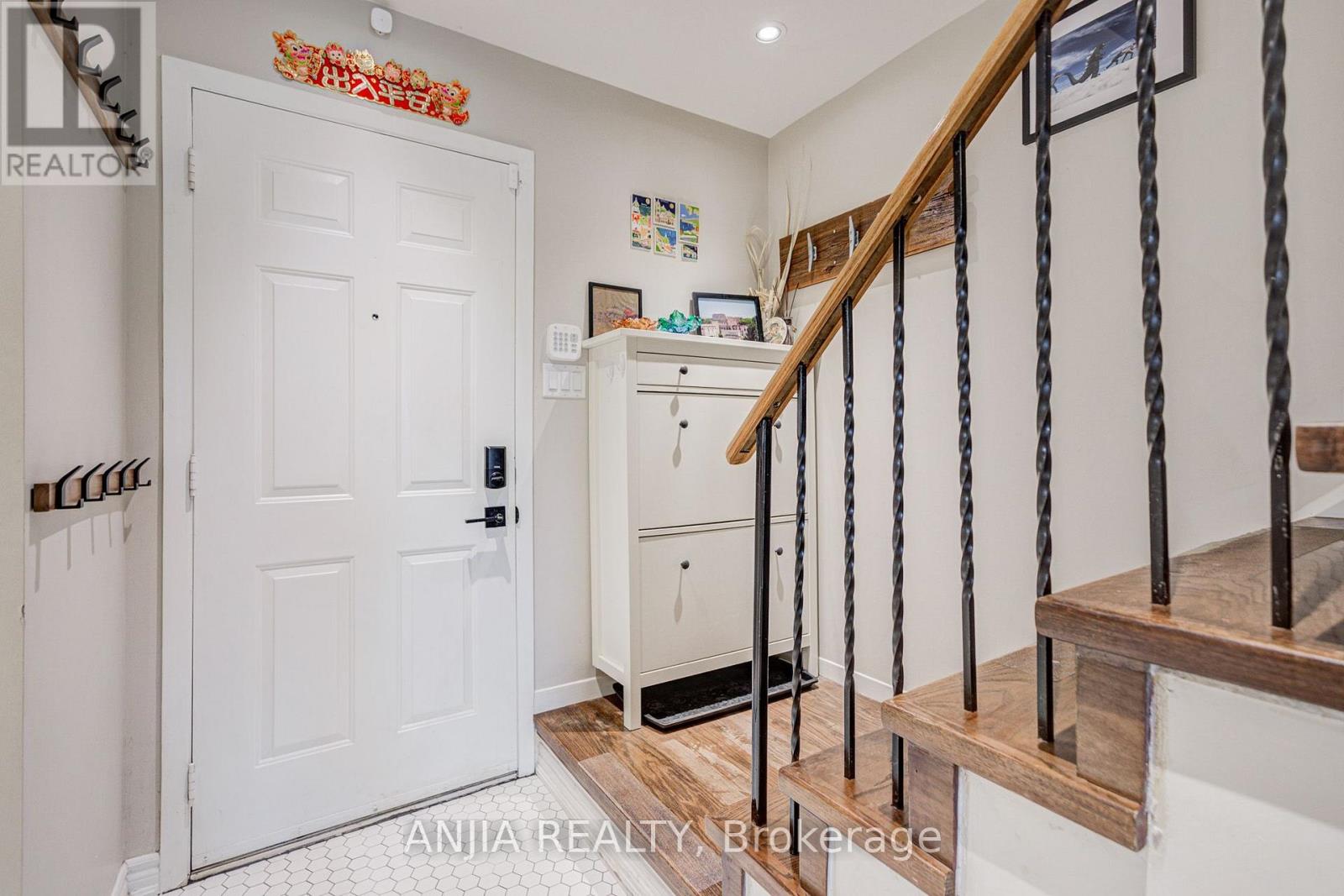 8 MARESFIELD DRIVE