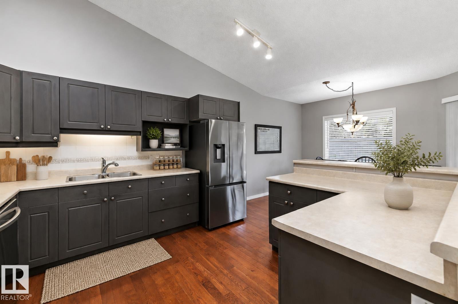 #123 215 BLACKBURN DR E SW