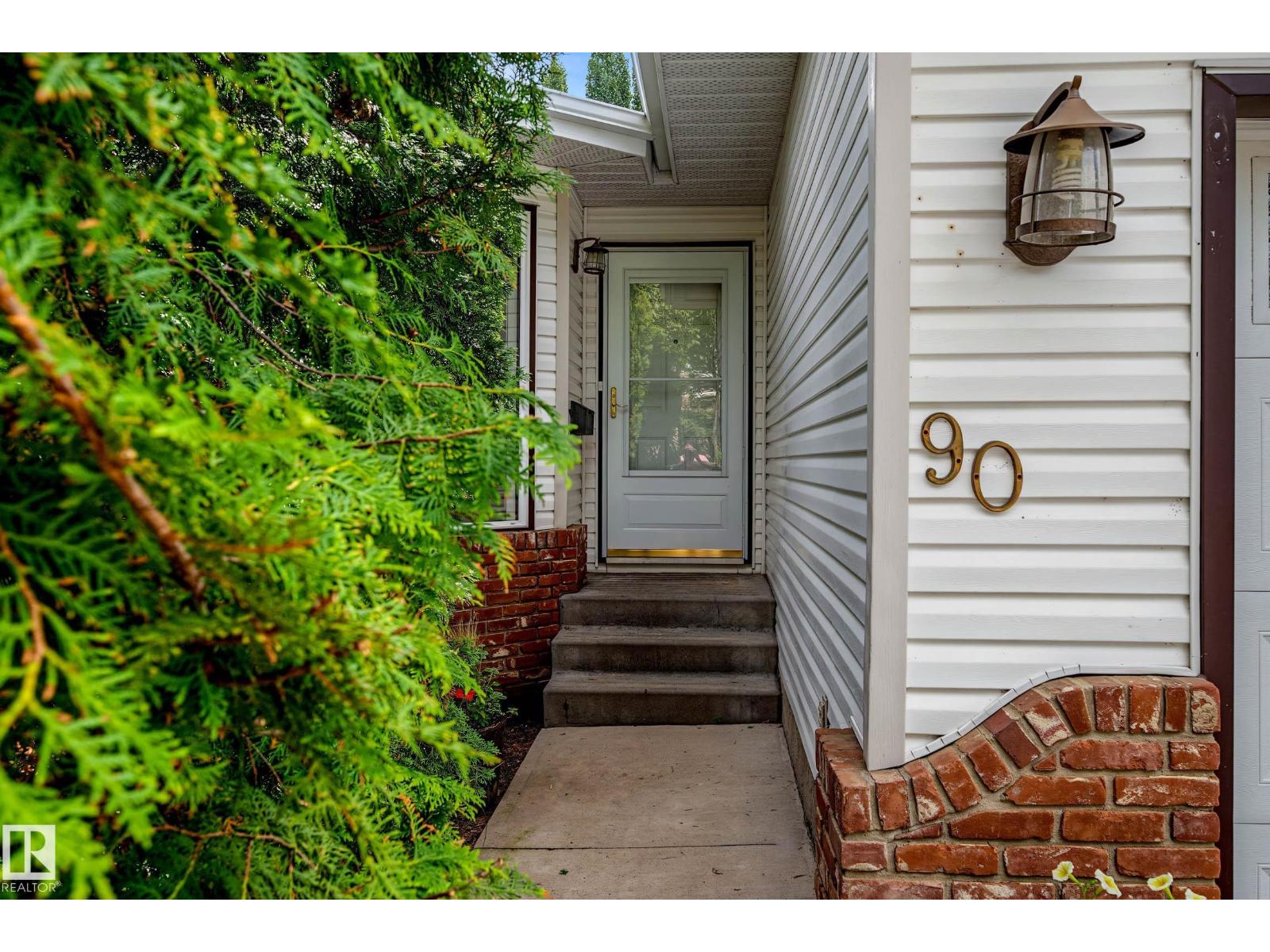 90 DUFFERIN ST