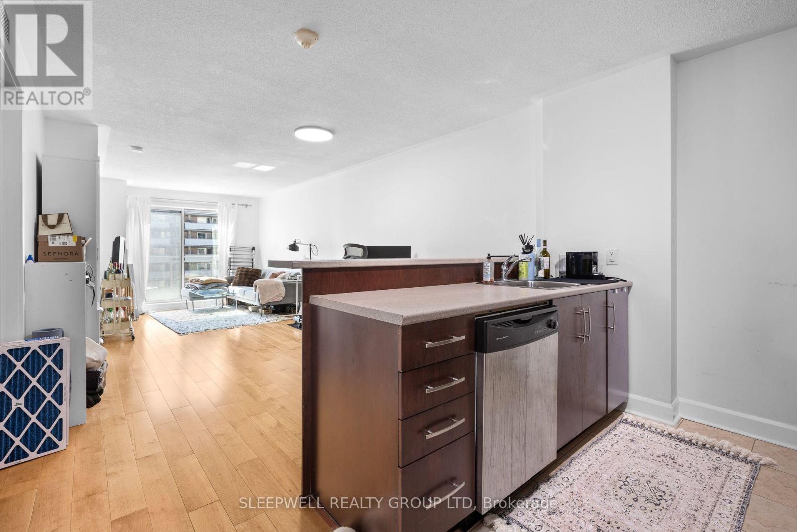 803 - 138 SOMERSET STREET W