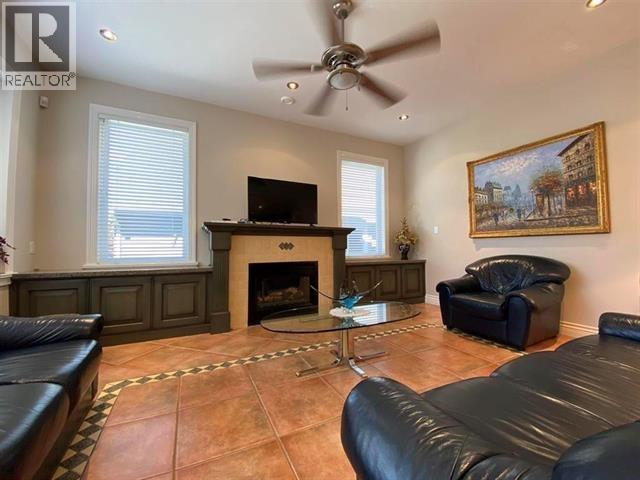 467 W KINGS ROAD