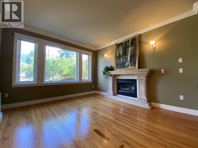 467 W KINGS ROAD