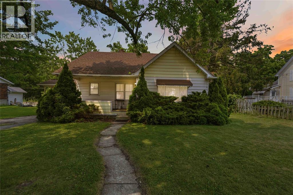 2350 Sydenham AVENUE - Photo 2
