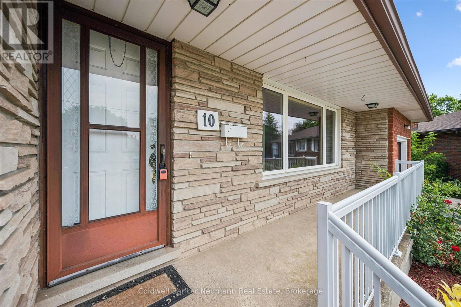 10 KARA LEE COURT