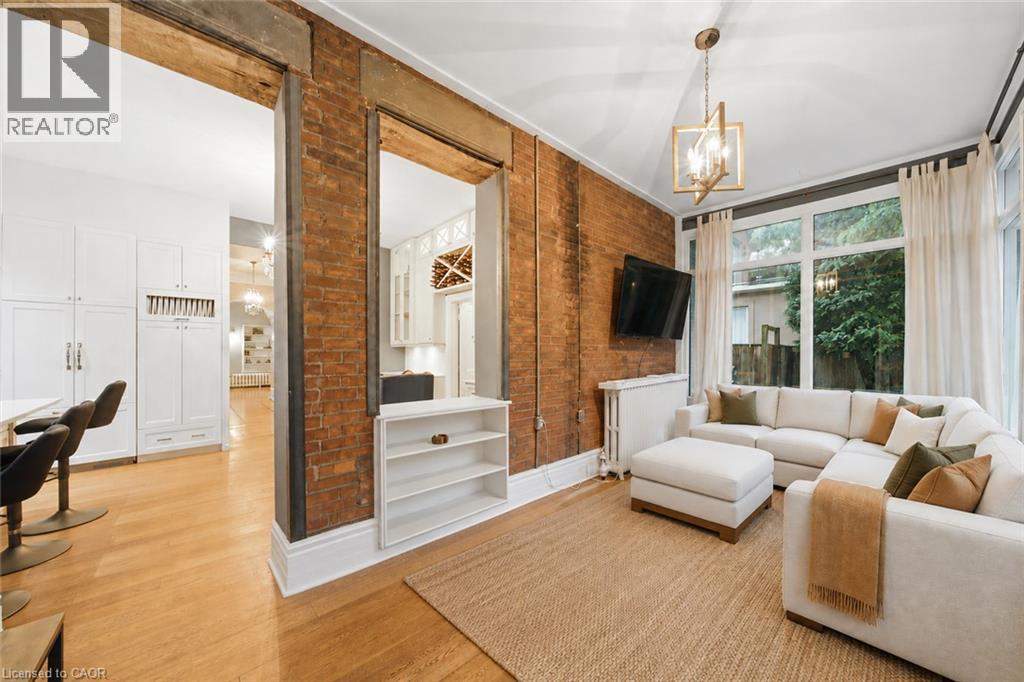 347 QUEEN Street S