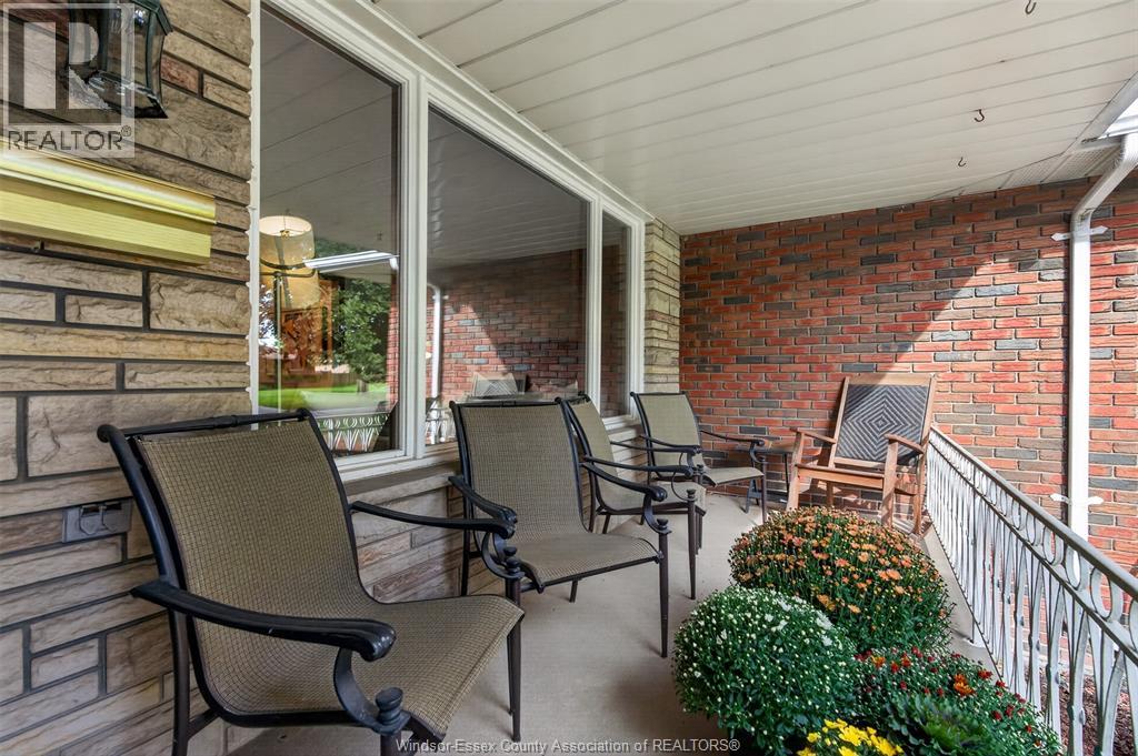 1565 Roxborough