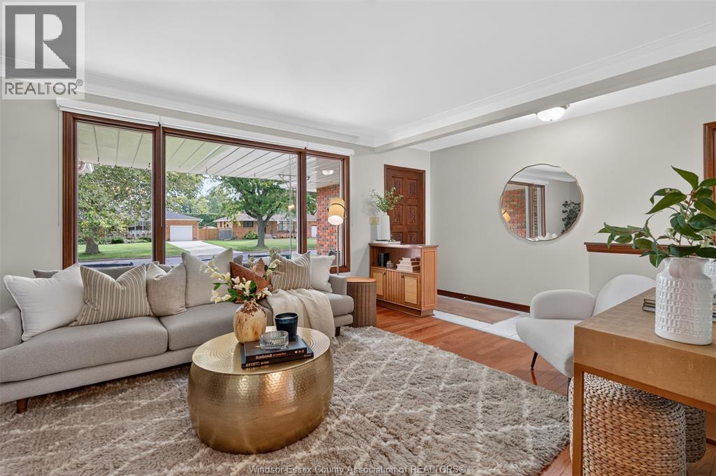1565 Roxborough