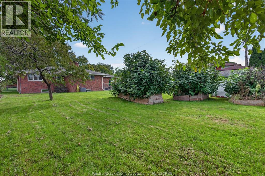 1565 Roxborough