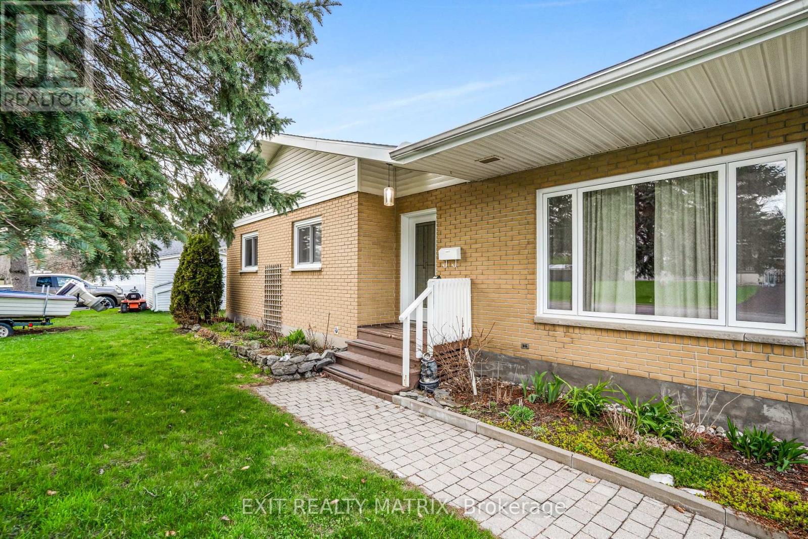 21 FROST AVENUE - Photo 3