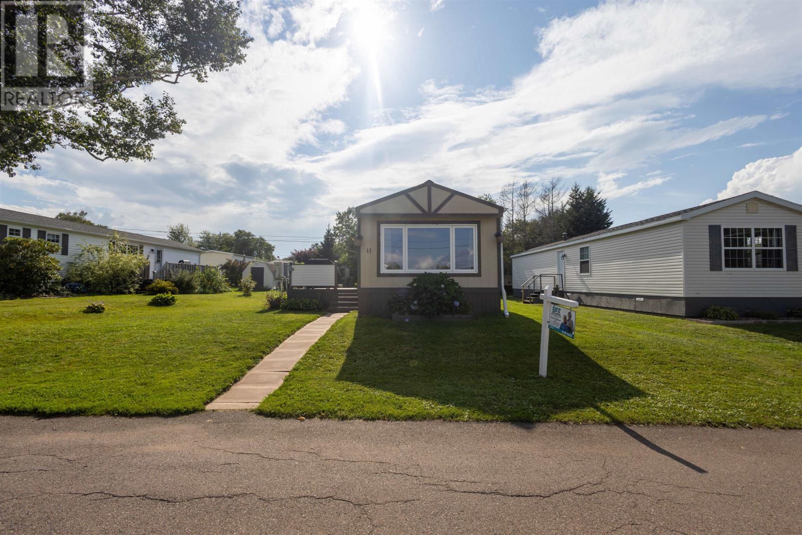 11 CARTIER Avenue - Photo 3