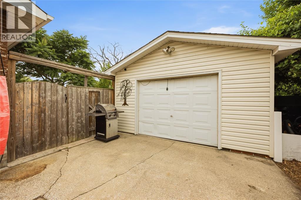 820 WOODWARD CRESCENT