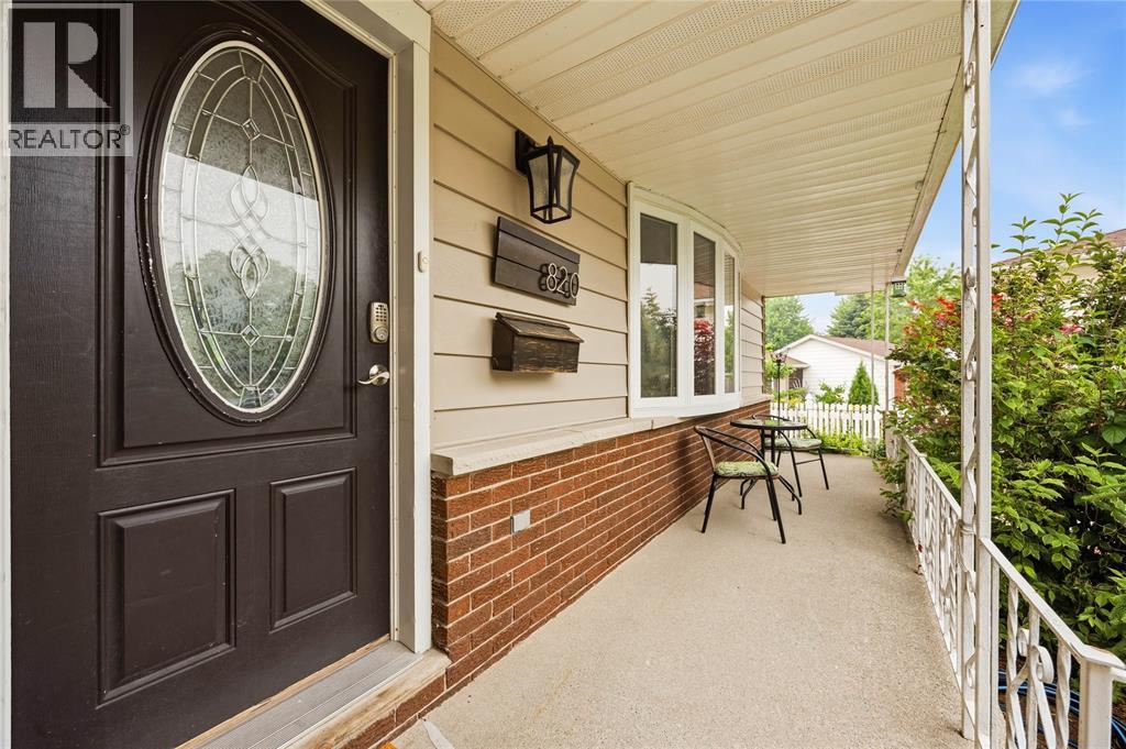 820 WOODWARD CRESCENT