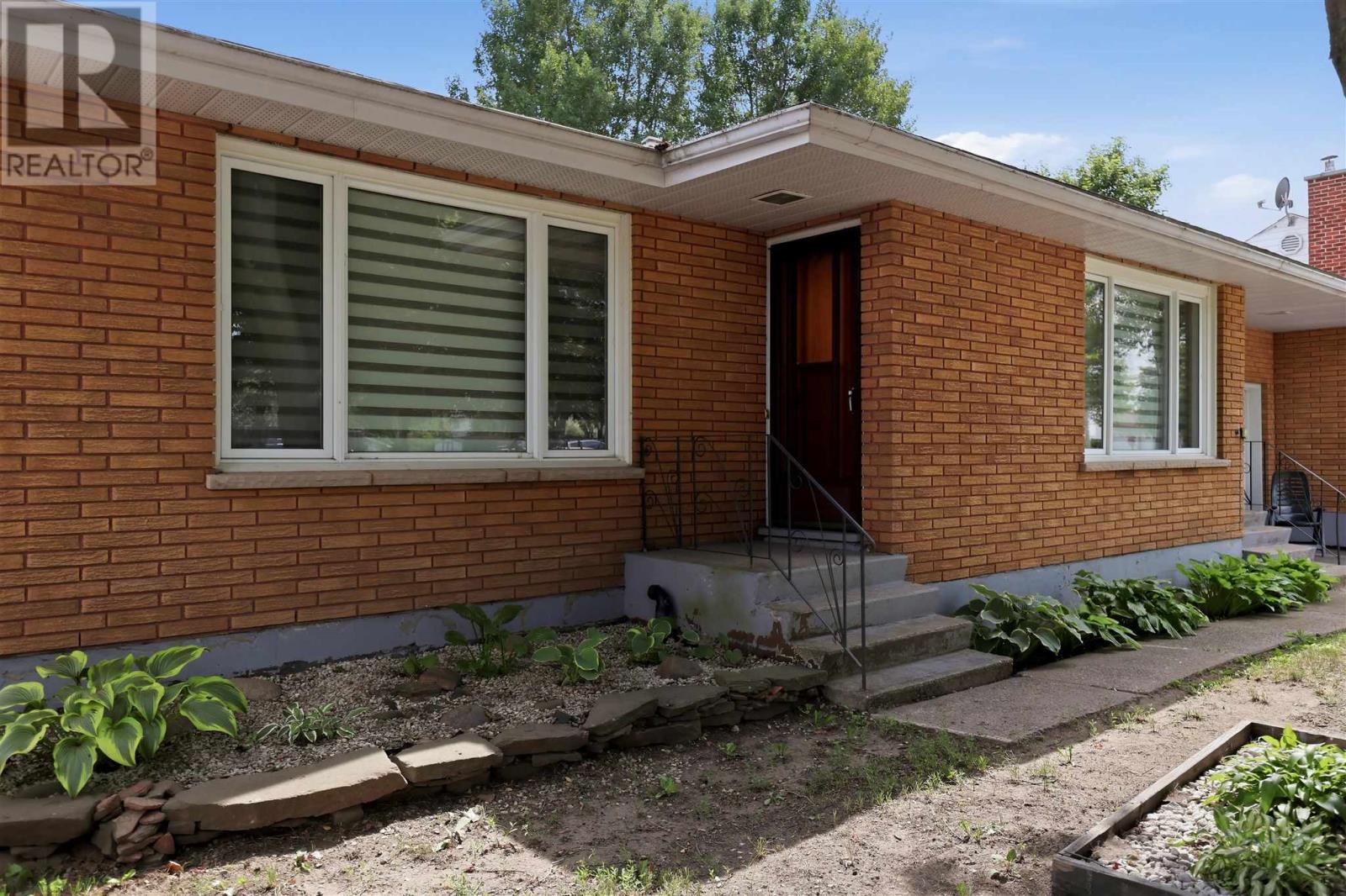 19 Grandriver CRES - Photo 2