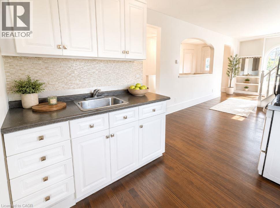 219 ERIE Avenue Unit# Upper