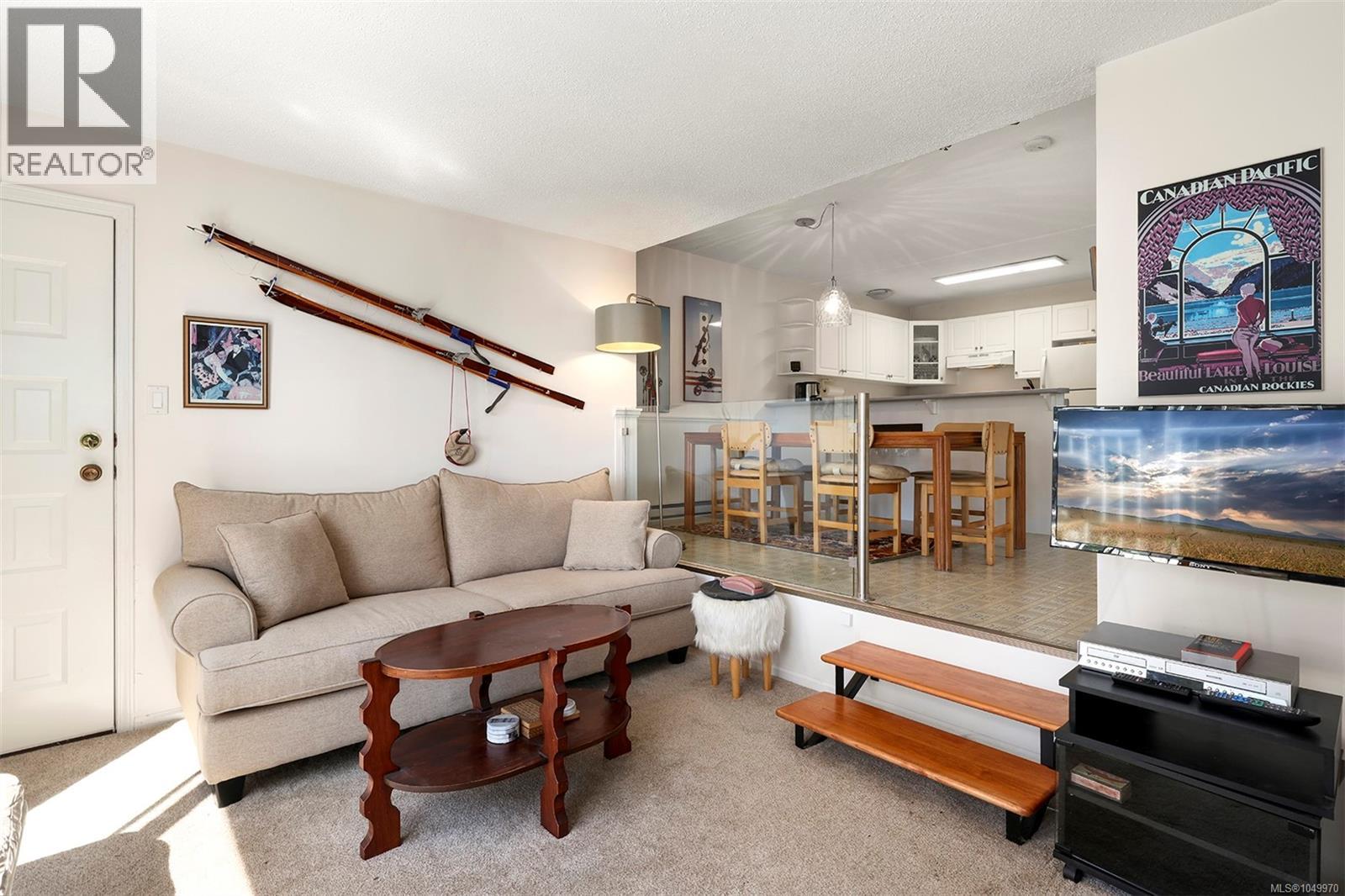 1 687 Castle Crag Cres