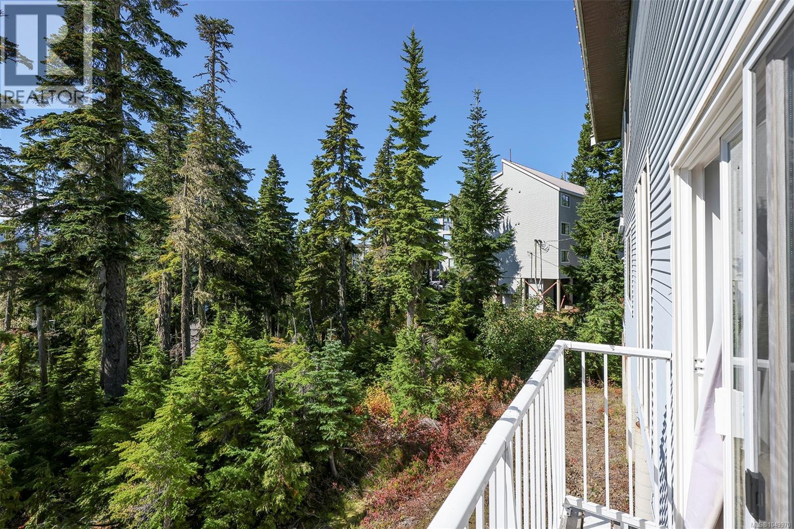 1 687 Castle Crag Cres