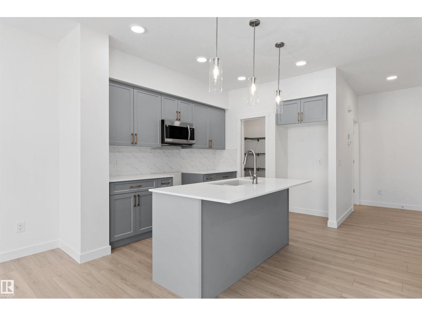 922 18 AV NW