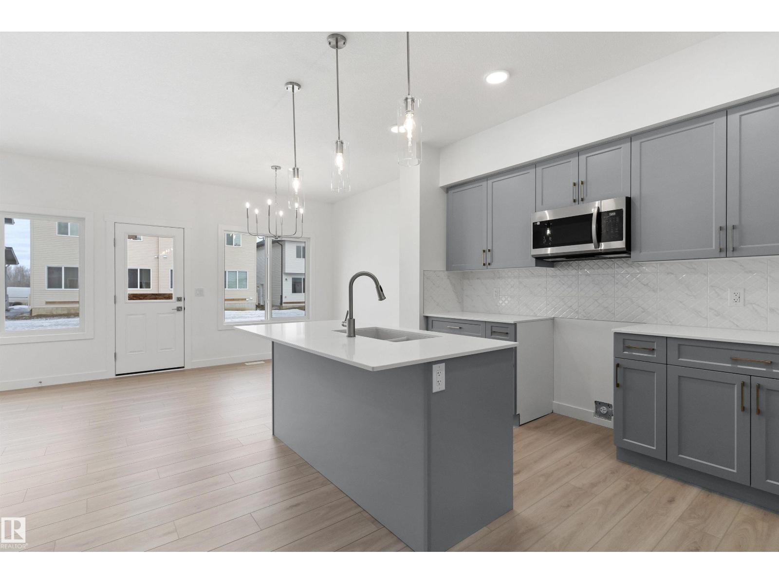 922 18 AV NW