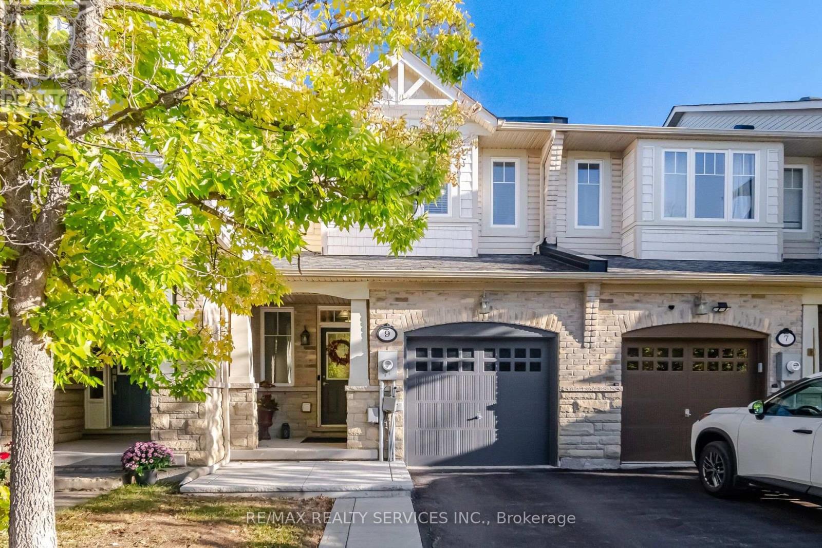 9 ASPENVIEW AVENUE