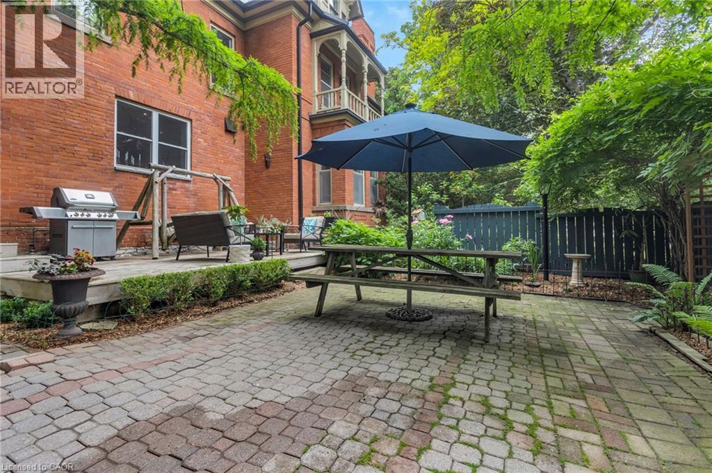 105 VANSITTART Avenue