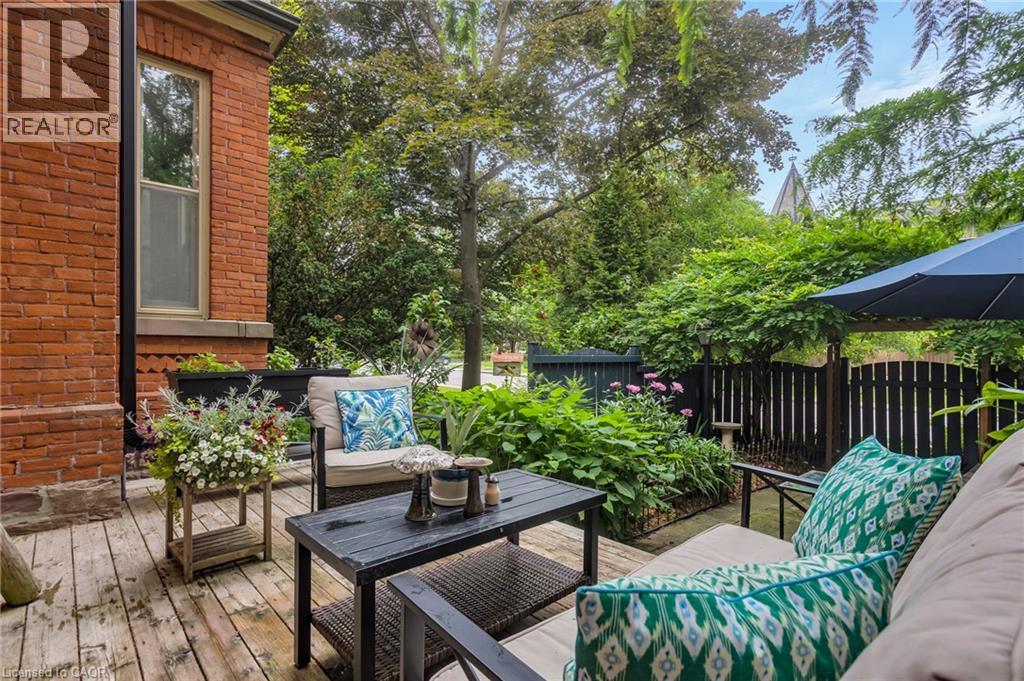 105 VANSITTART Avenue