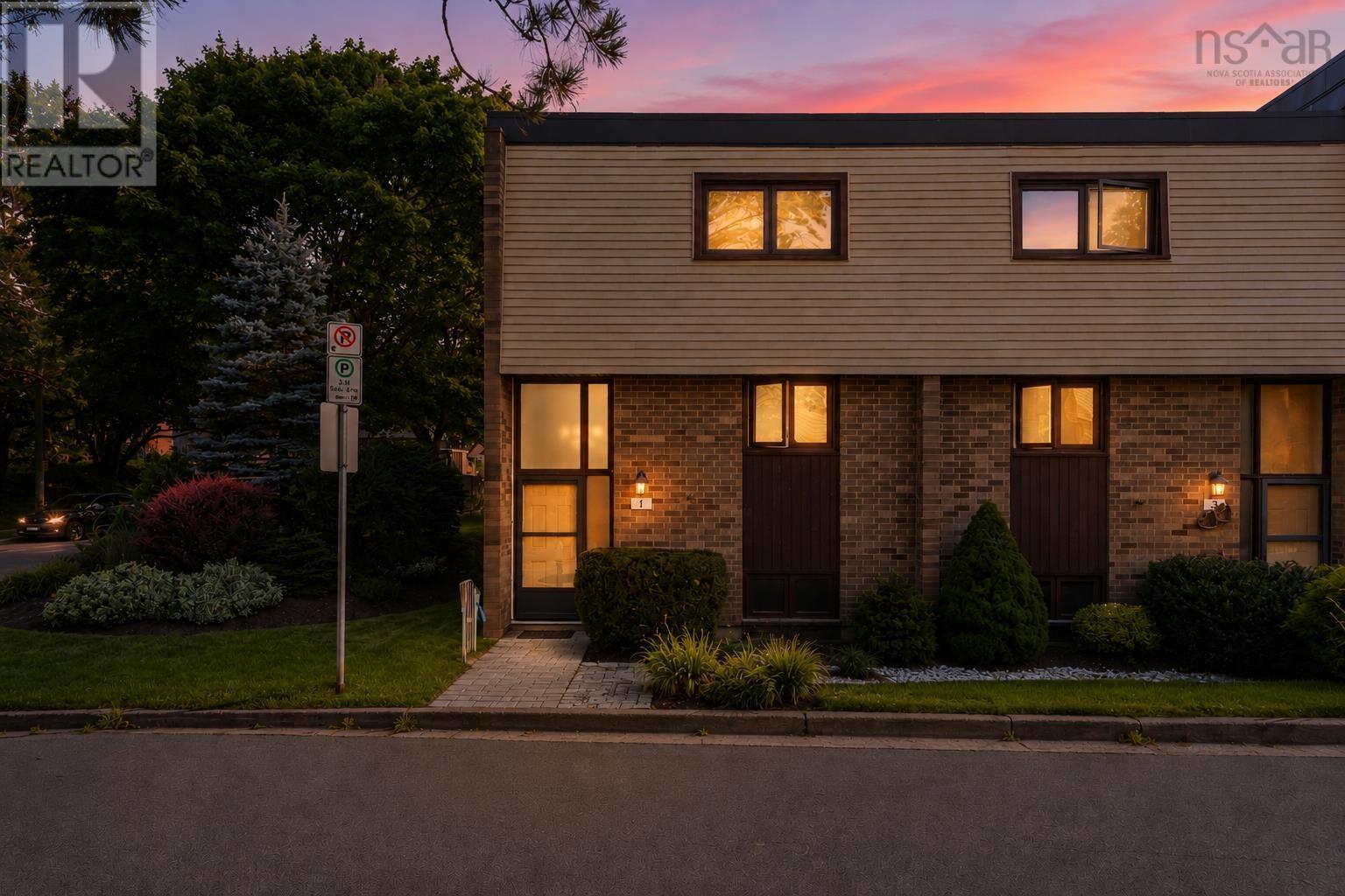 1 Forestside Crescent - Photo 2