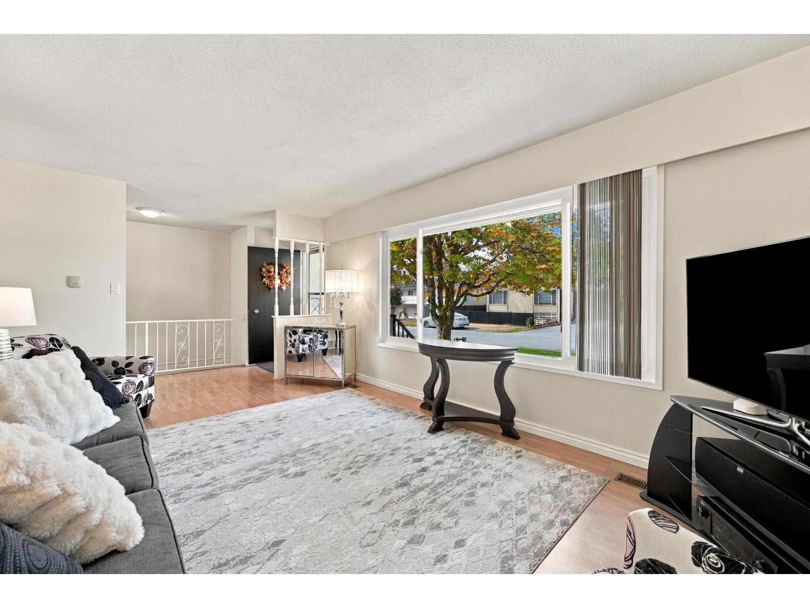 2136 SHERWOOD CRESCENT