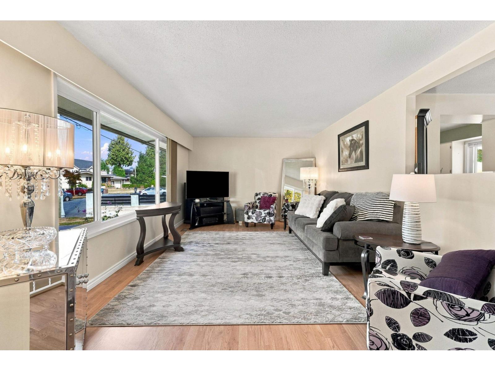 2136 SHERWOOD CRESCENT