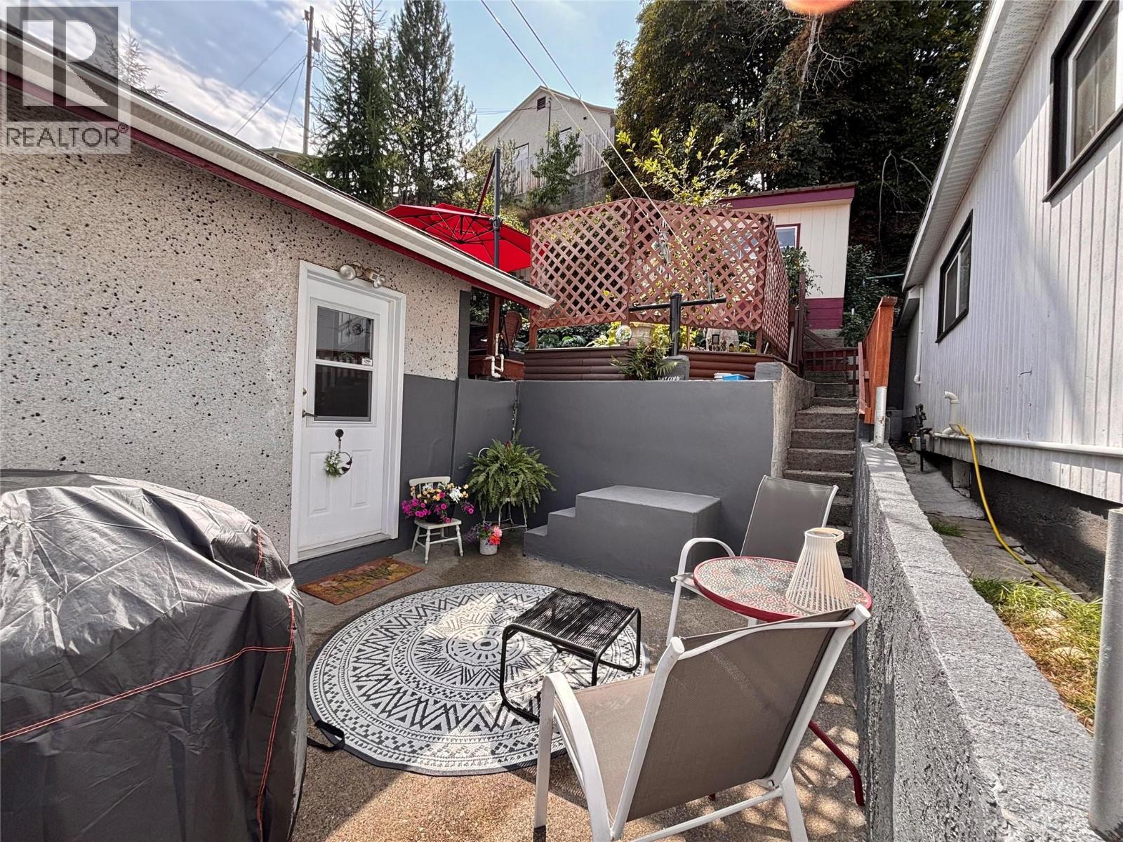 1280 Green Avenue