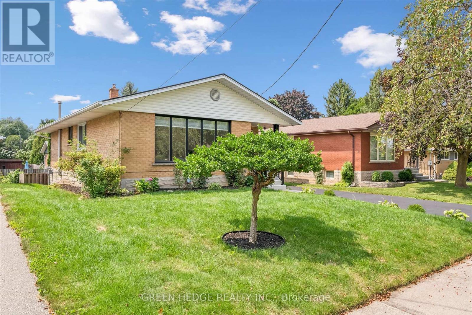 385 VILLAGE CRESCENT